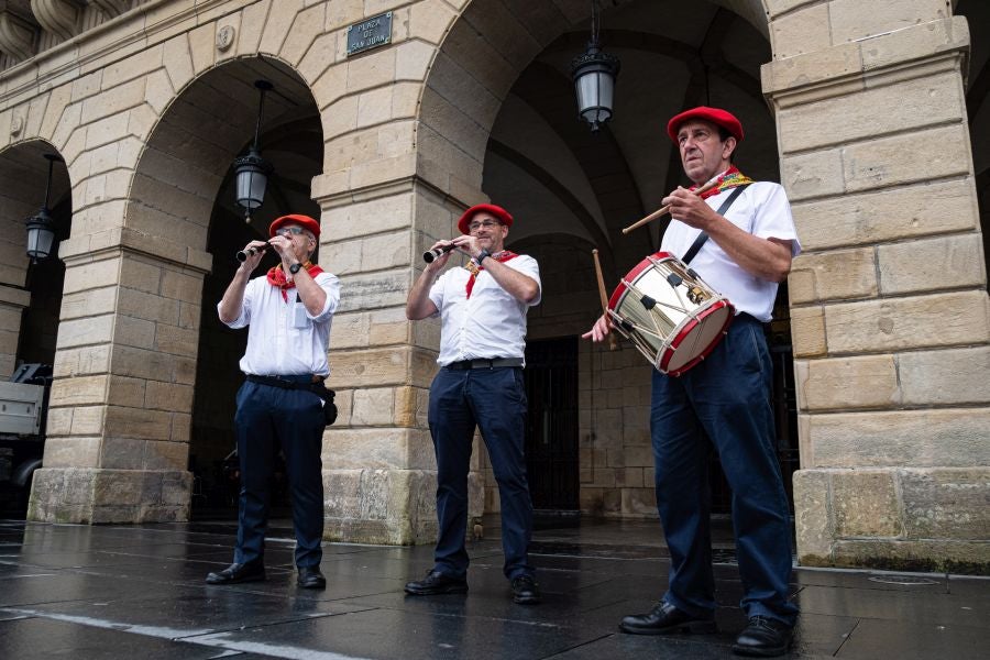 Dulzaineros acompañados en Irun