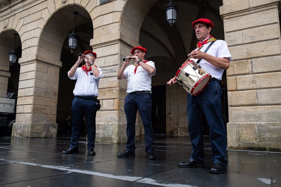 Dulzaineros acompañados en Irun