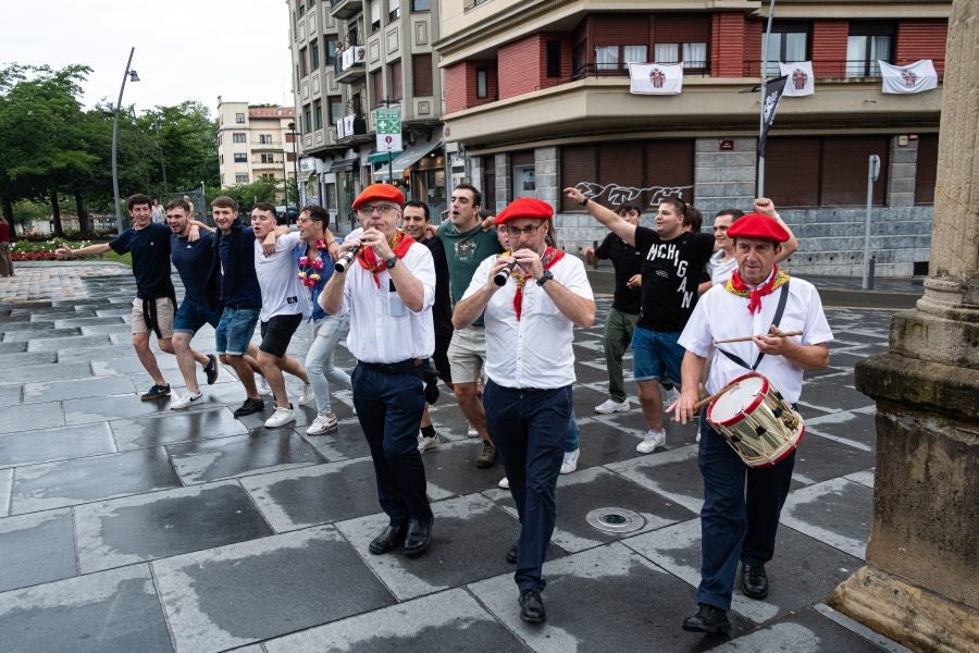 Dulzaineros acompañados en Irun