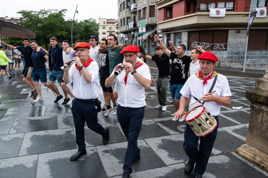 Dulzaineros acompañados en Irun
