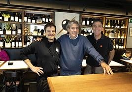 Los responsables de Antonio Boulevard posan en el popular restaurante.