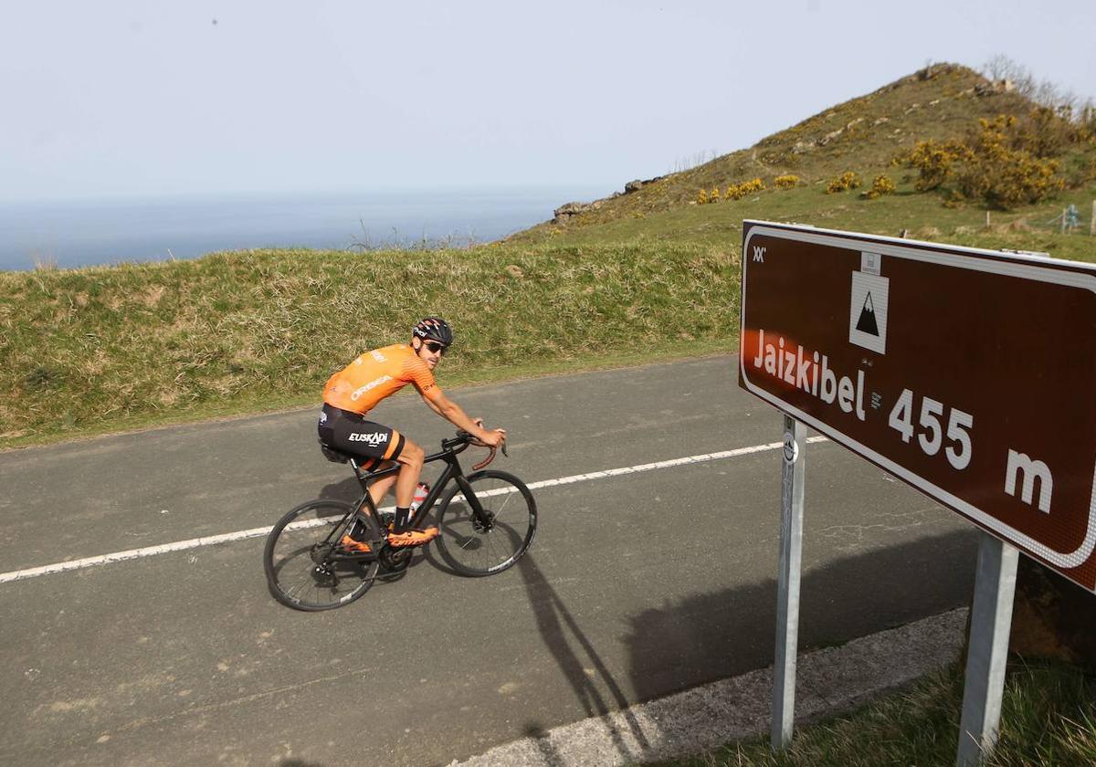 Señal que indica el final de la subida de Jaizkibel, último puerto de la segunda etapa del Tour de Francia, a 455 metros de altitud sobre el nivel del mar.