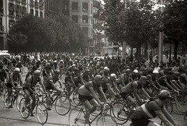 Salida neutralizada de los corredores en el Tour, el 10 de julio de 1949 por el Boulevard.