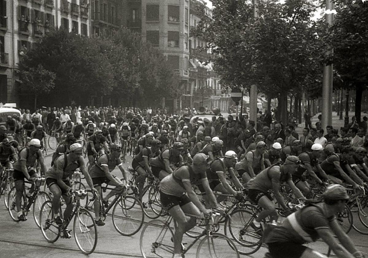 Salida neutralizada de los corredores en el Tour, el 10 de julio de 1949 por el Boulevard.