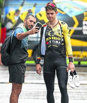Imagen secundaria 2 - Arriba, Pinot, que disputa su último Tour antes de su retirada. Abajo a la izquierda, el último ganador del Tour, Jonas Vingegaard, antes del entrenamiento del Jumbo por las carreteras de la primera etapa. 