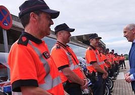 El consejero Josu Erkoreka saluda a los motoristas que tomarán parte en el dispositivo del Tour.