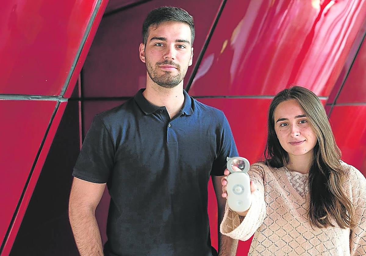 La elgoibartarra Uxue Mancisidor muestra la lupa junto con Eneko Calvo.