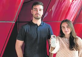 La elgoibartarra Uxue Mancisidor muestra la lupa junto con Eneko Calvo.