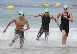 Los participantes se disponen a enfrentarse al oleaje en la bahía de La Concha.
