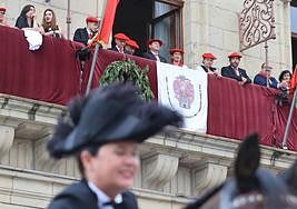 El alcalde Santano ha salido al balcón para recibir a los dos Alardes por primera vez en la historia.