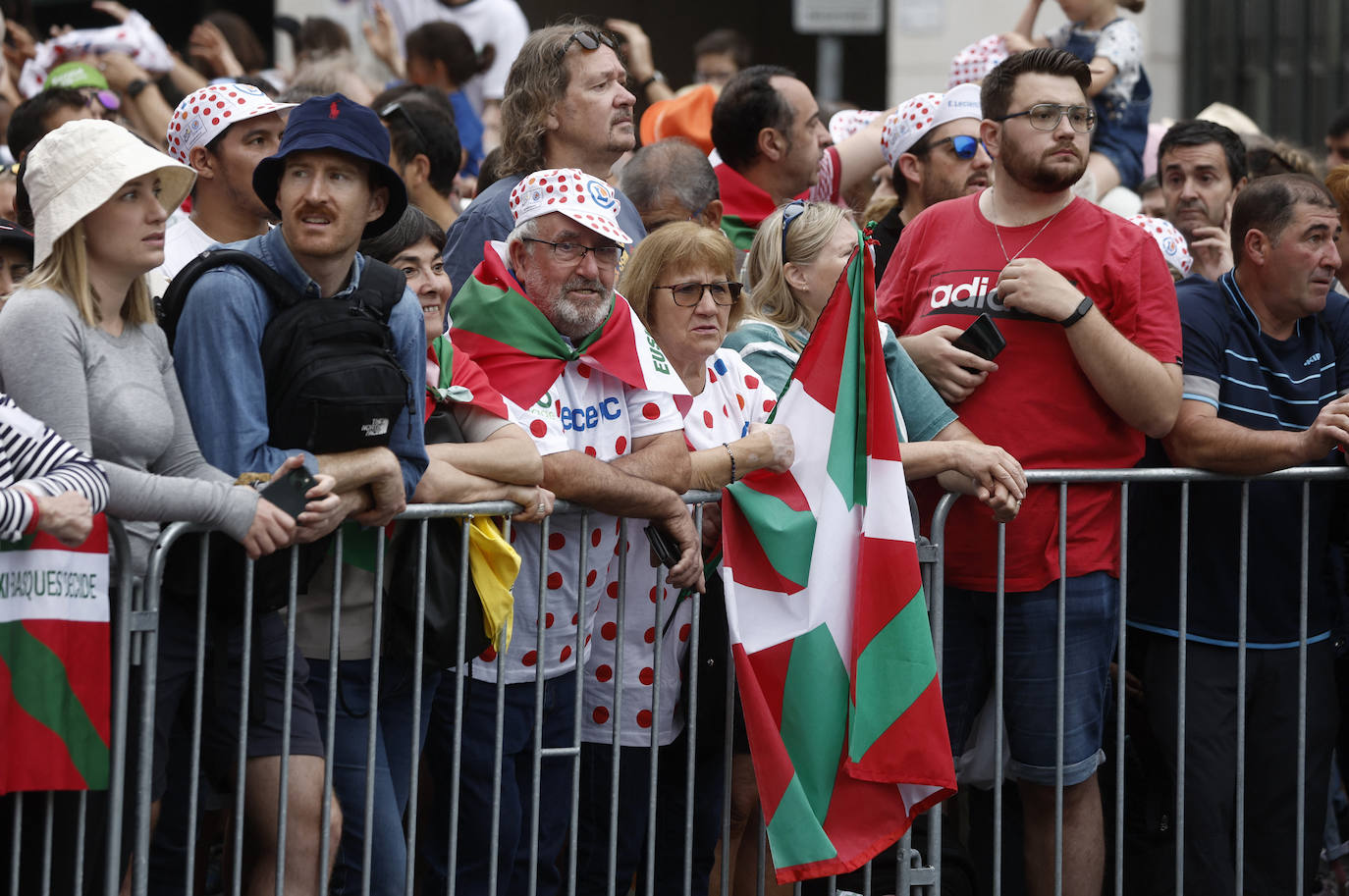 Gran ambiente en la salida del Tour de Francia desde Bilbao