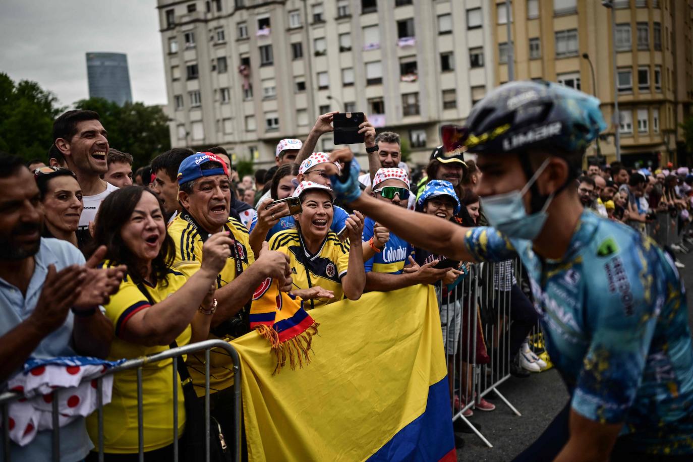 Gran ambiente en la salida del Tour de Francia desde Bilbao