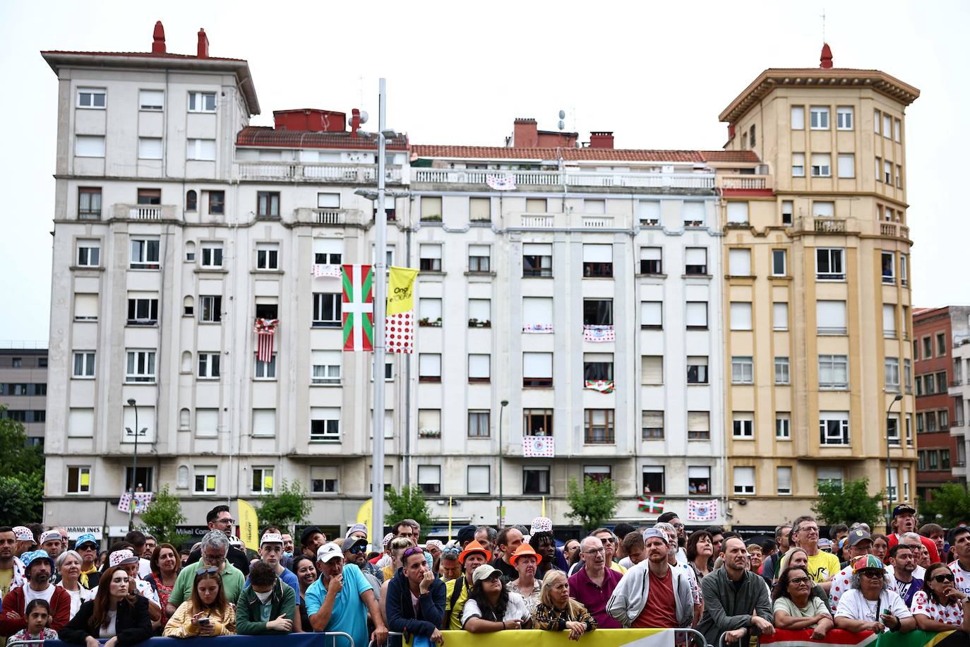Gran ambiente en la salida del Tour de Francia desde Bilbao