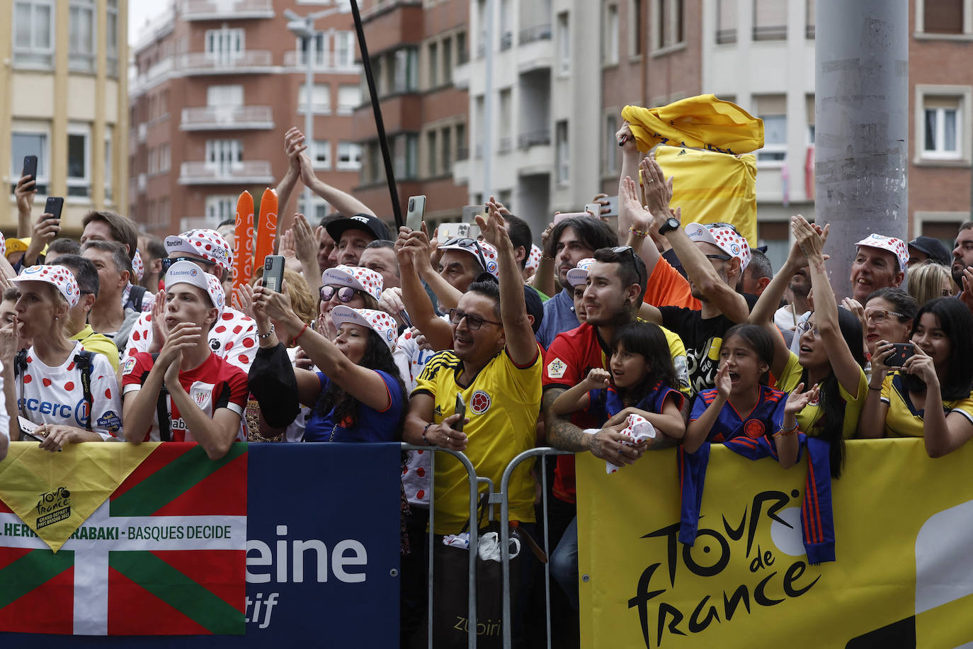 Gran ambiente en la salida del Tour de Francia desde Bilbao