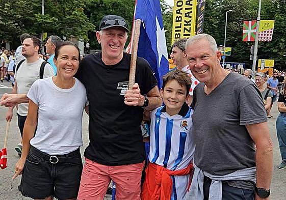 El joven australiano James con la elástica txuri-urdin en las inmediaciones de San Mamés.