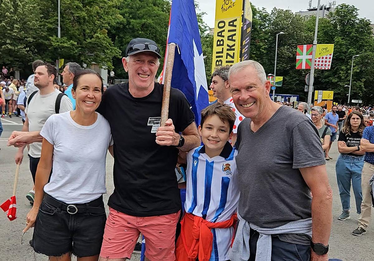 El joven australiano James con la elástica txuri-urdin en las inmediaciones de San Mamés.