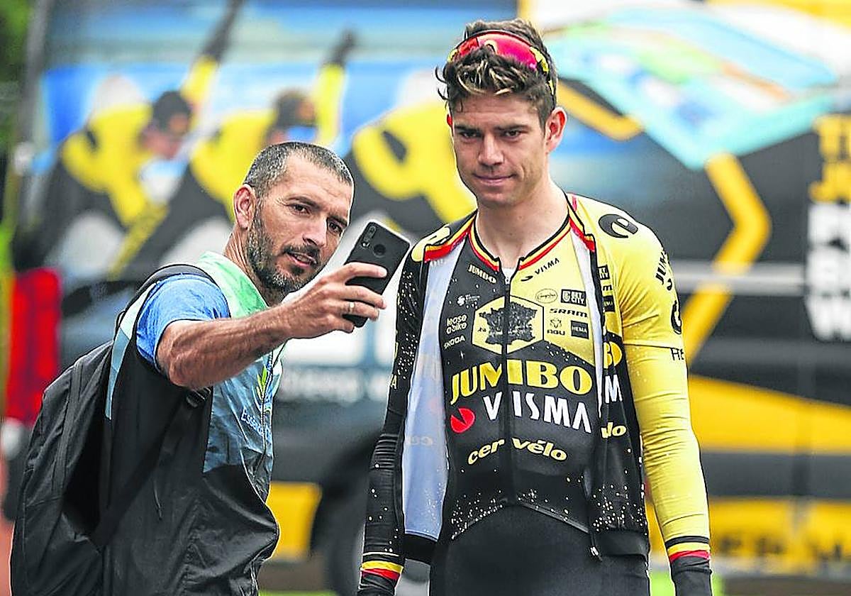Van Aert, pieza clave del Jumbo, se fotografía ayer con un aficionado