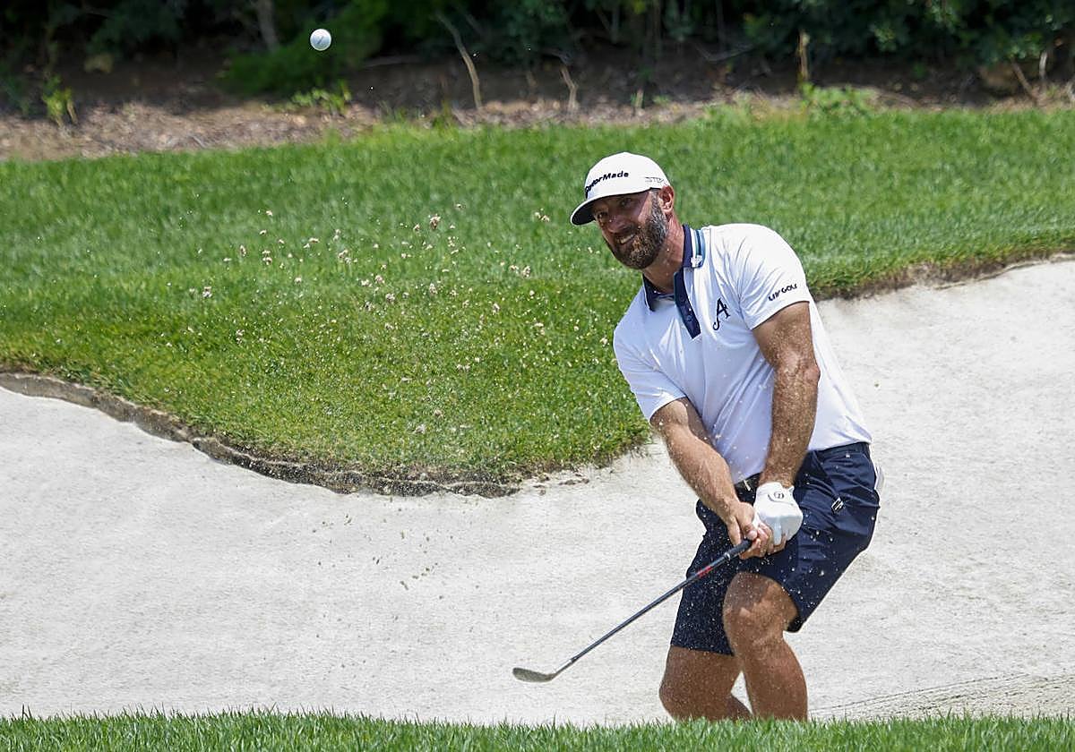 Dustin Johnson saca la bola de un bunker en Valderrama.