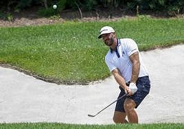 Dustin Johnson saca la bola de un bunker en Valderrama.
