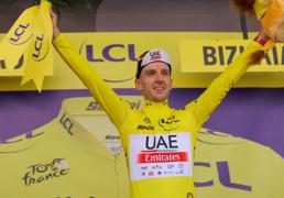 Adam Yates, de amarillo en Bilbao