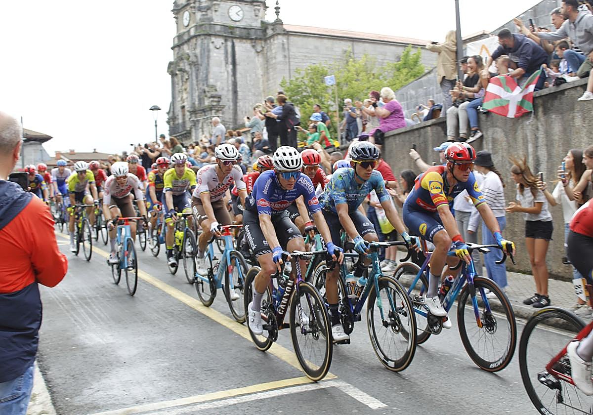 El pelotón pasa por Andoain con el griterío de la gente.