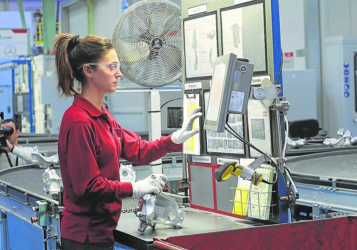 Una trabajadora de una planta industrial guipuzcoana.