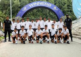 Los integrantes de la Selección Sáhara Occidental posan ayer en la fan zone del torneo delante del arco de ganadores.