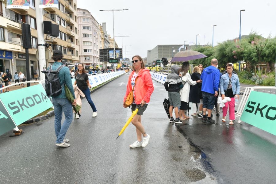 La lluvia no frena a la afición en la zona de meta en Donostia