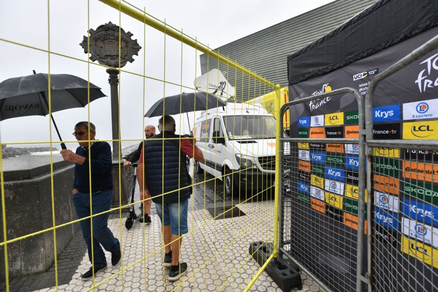 La lluvia no frena a la afición en la zona de meta en Donostia