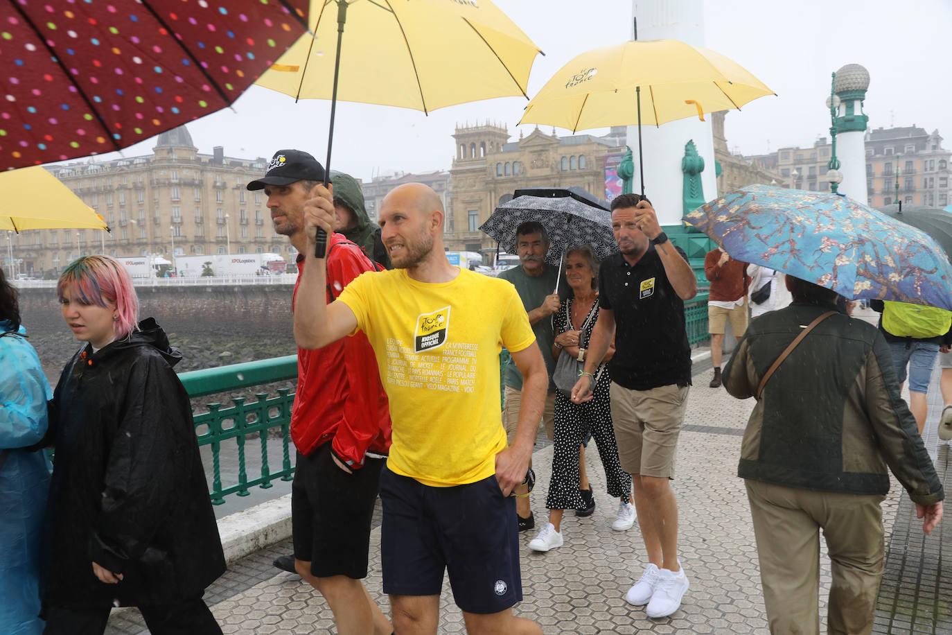 La lluvia no frena a la afición en la zona de meta en Donostia