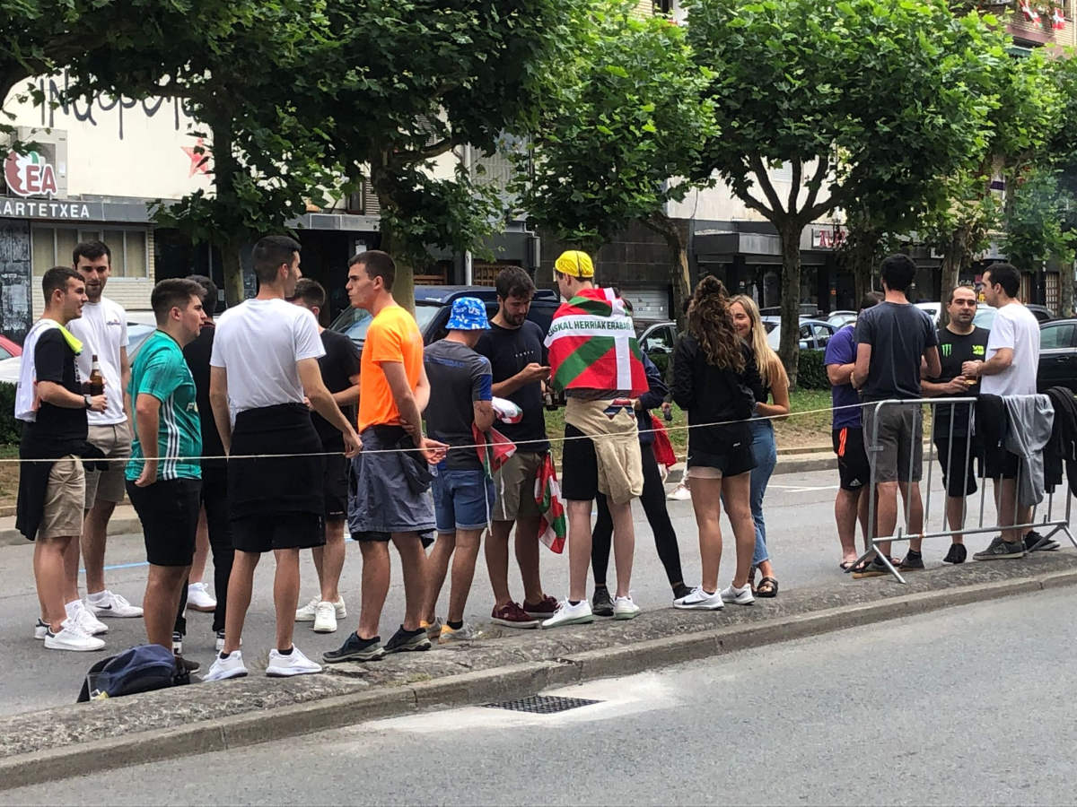 Jóvenes minutos antes de que pasara el Tour por la localidad