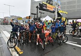 Un grupo de familias con sus bicis posan en la línea de meta del Tour en Donostia.