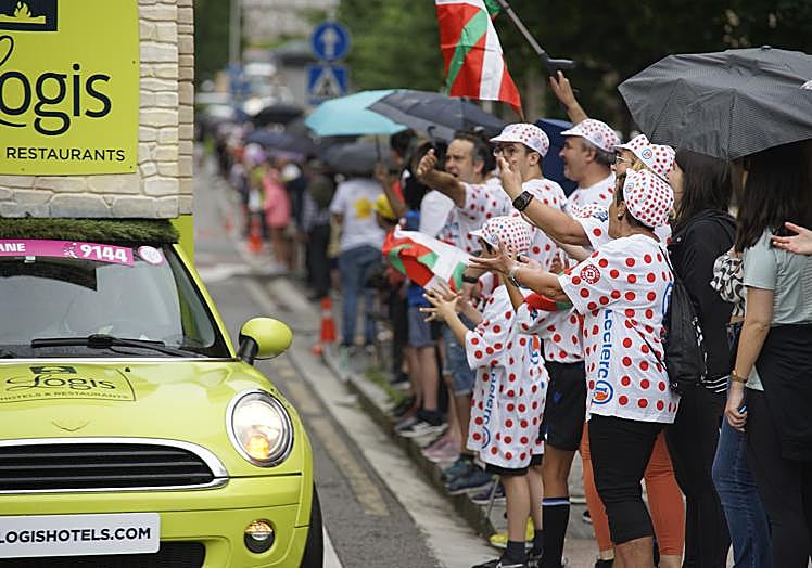 Imagen principal - La caravana de animación y el pelotón a su paso por Beasain.