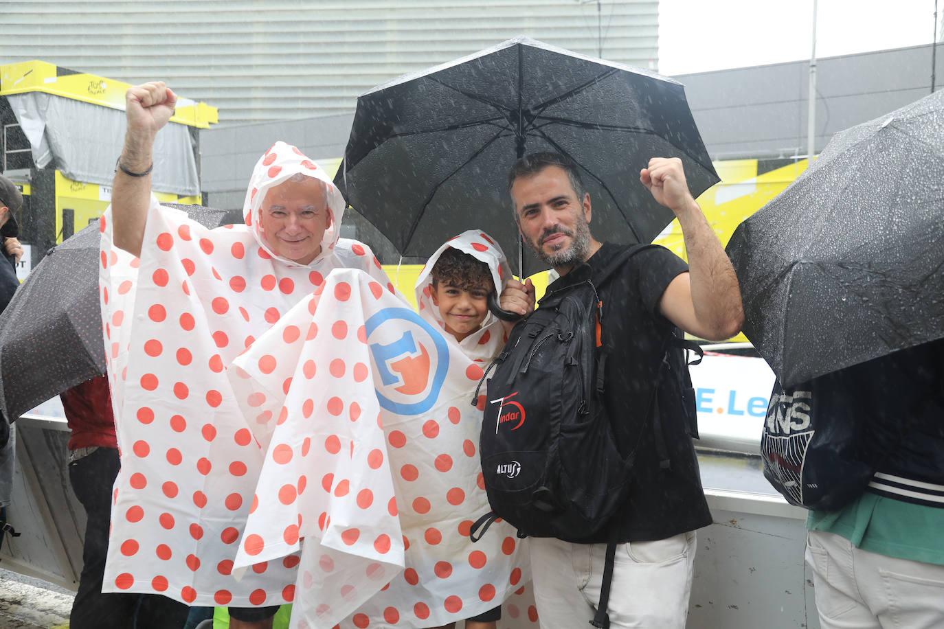 La lluvia no frena a la afición en la zona de meta en Donostia