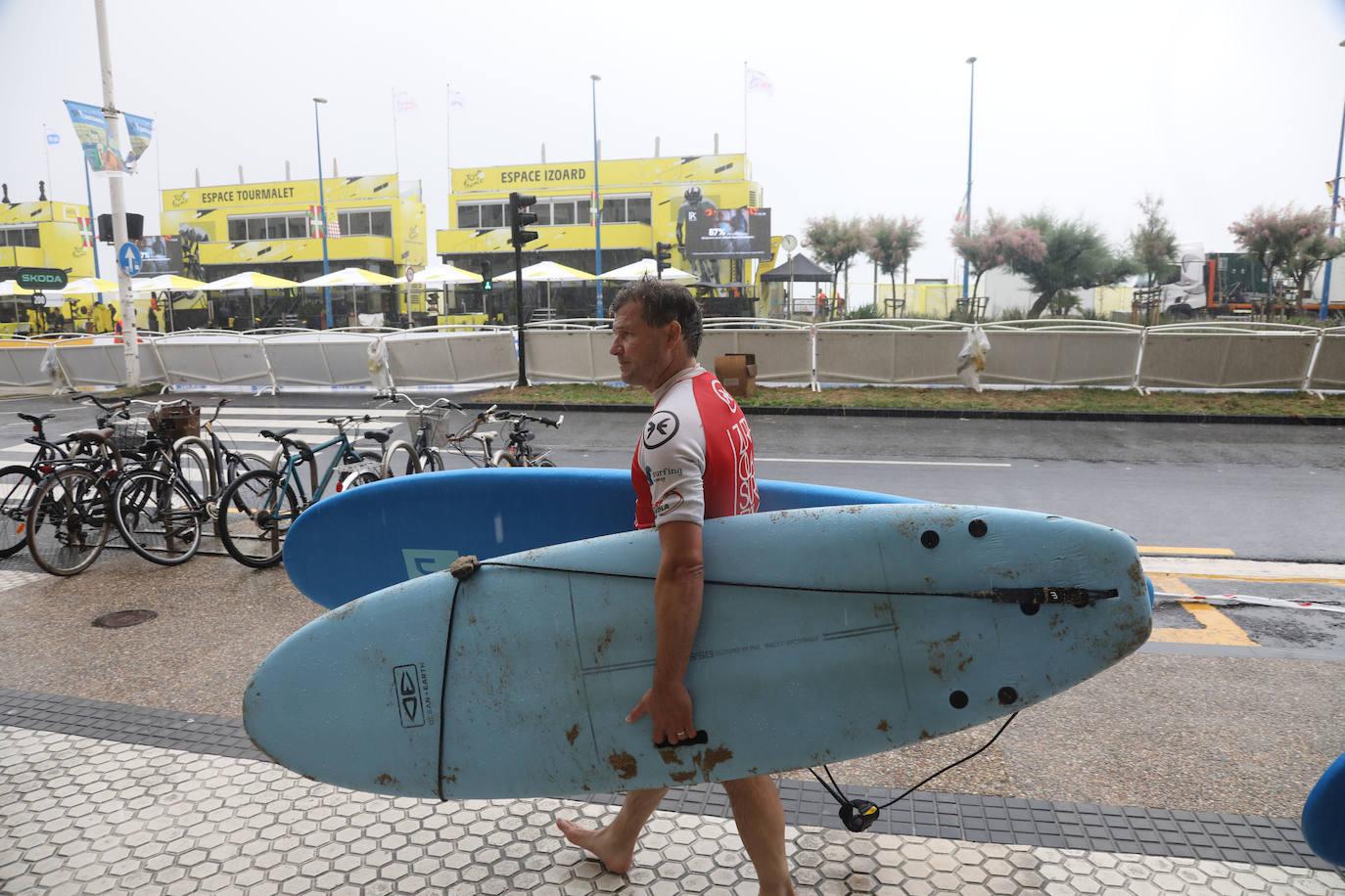 La lluvia no frena a la afición en la zona de meta en Donostia