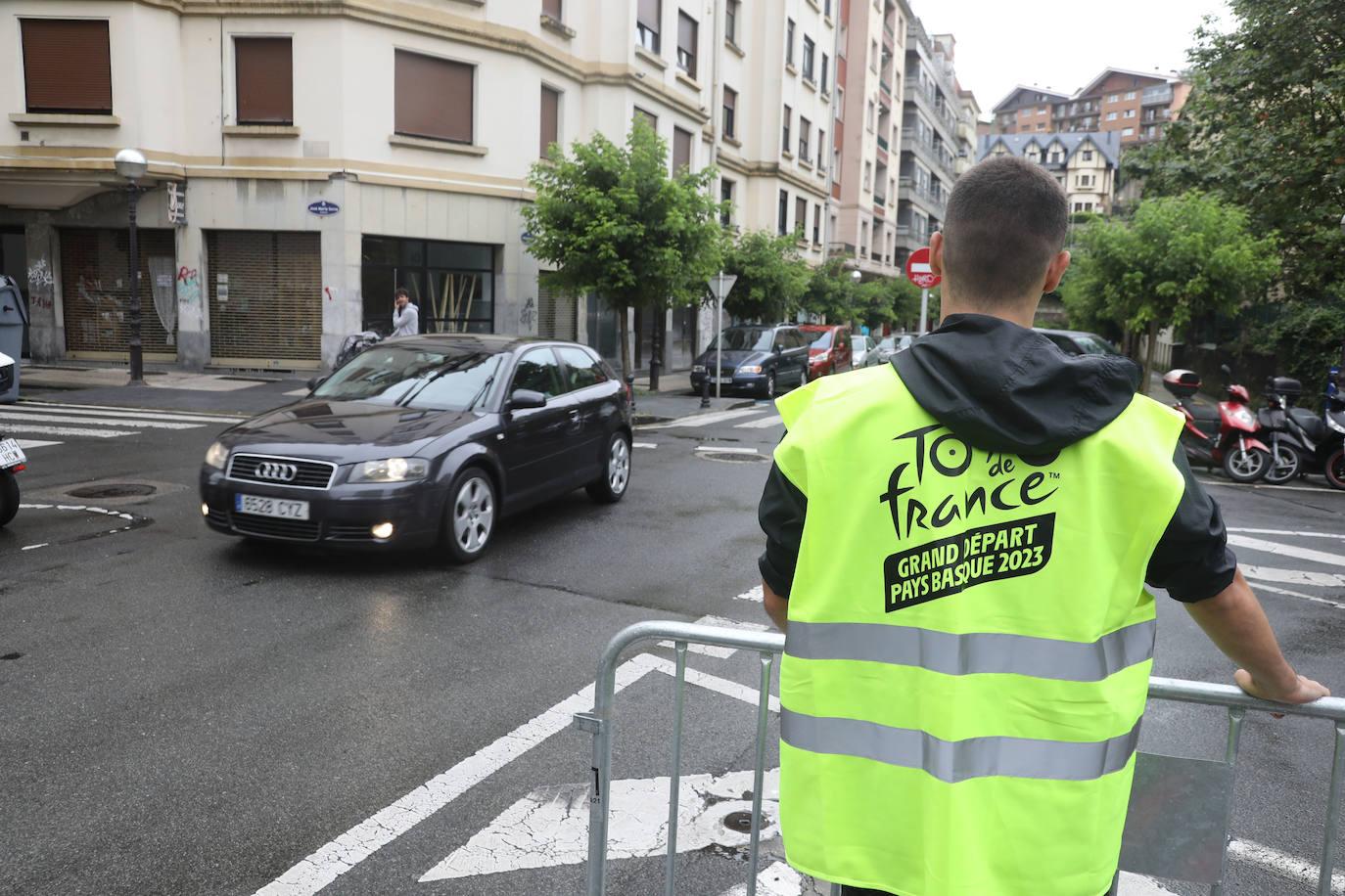 La lluvia no frena a la afición en la zona de meta en Donostia