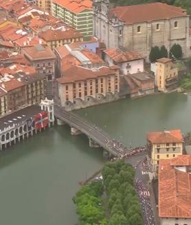 Imagen secundaria 2 - Tolosa da su cálida bienvenida al Tour, a pesar de la lluvia