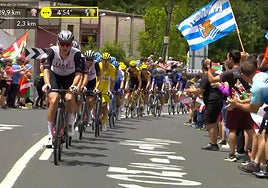 El pelotón durante el ascenso hasta el Alto de Udana acompañado de un gran número de aficionados realzales.