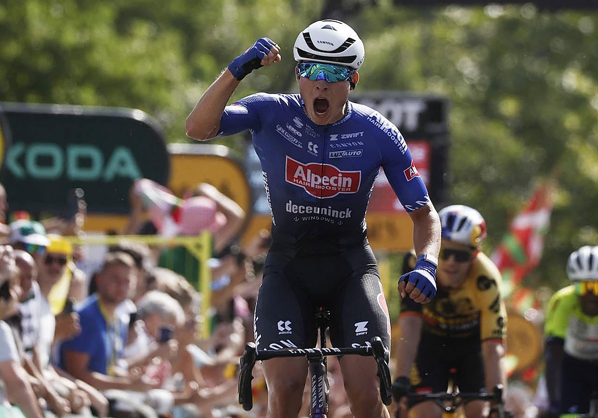 Jasper Philipsen celebra la victoria en la llegada de Baiona en la tercera etapa del Tour de Francia.