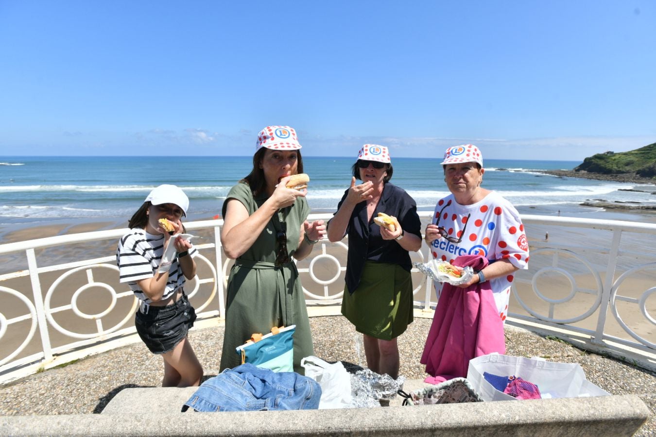 La afición, volcada con el paso del Tour desde Mutriku hasta Irun