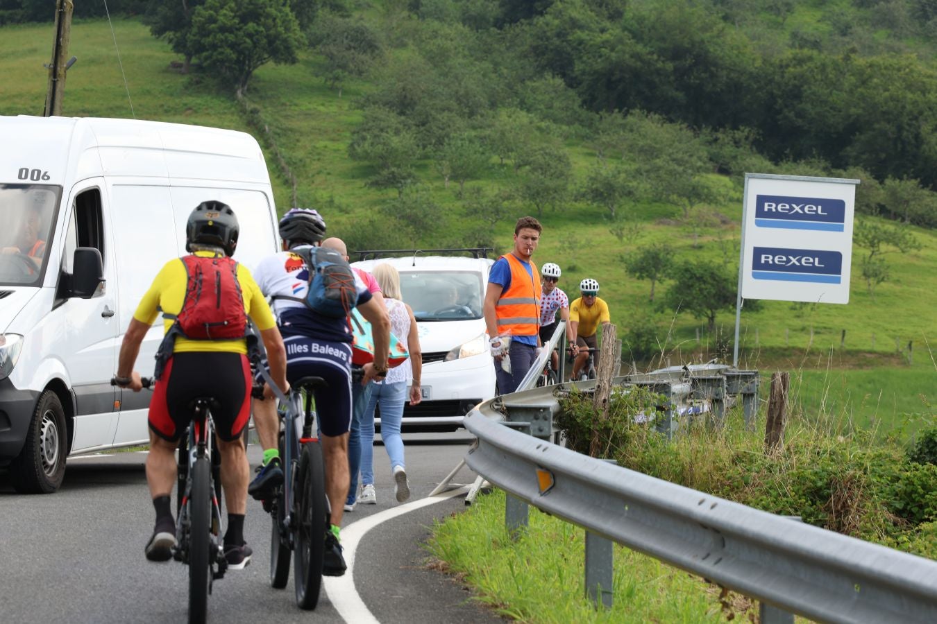 La afición, volcada con el paso del Tour desde Mutriku hasta Irun