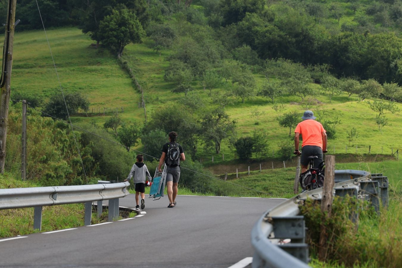 La afición, volcada con el paso del Tour desde Mutriku hasta Irun