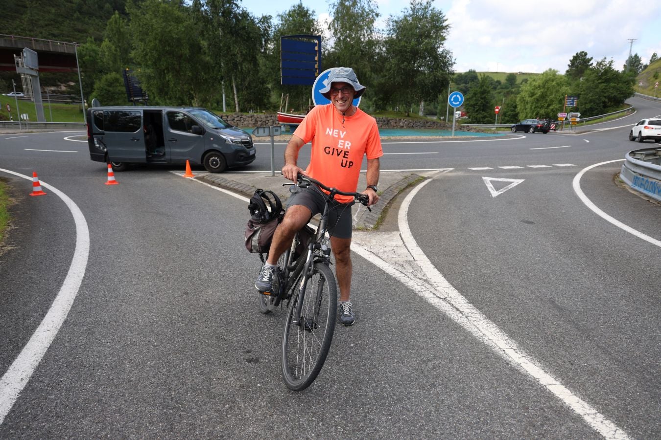 La afición, volcada con el paso del Tour desde Mutriku hasta Irun