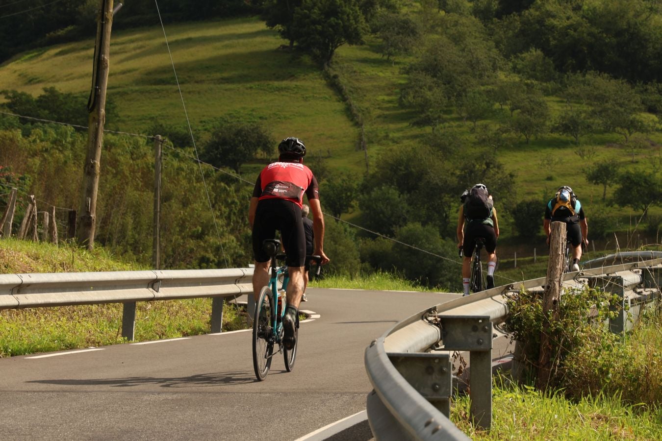 La afición, volcada con el paso del Tour desde Mutriku hasta Irun