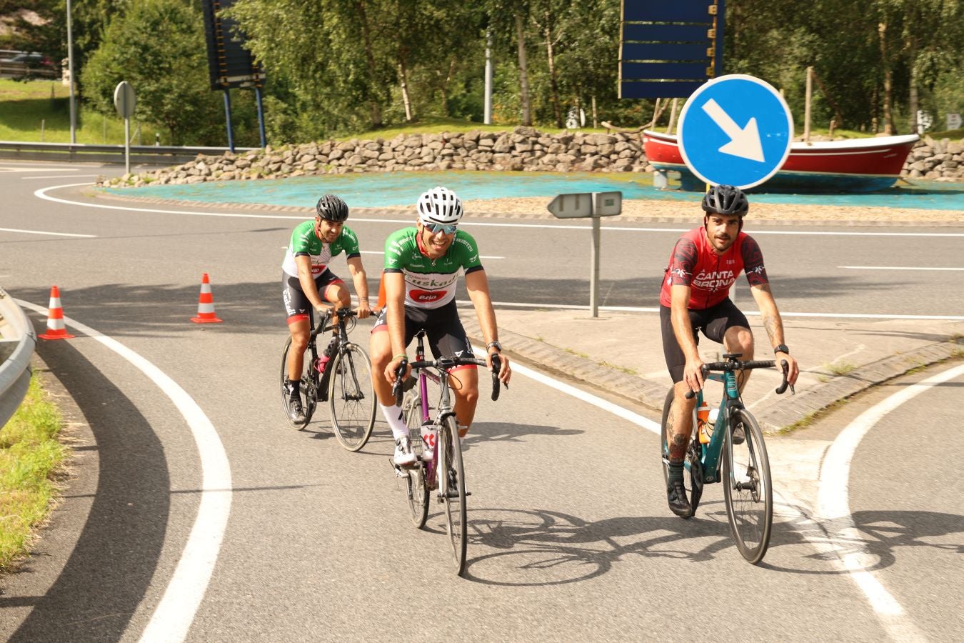 La afición, volcada con el paso del Tour desde Mutriku hasta Irun