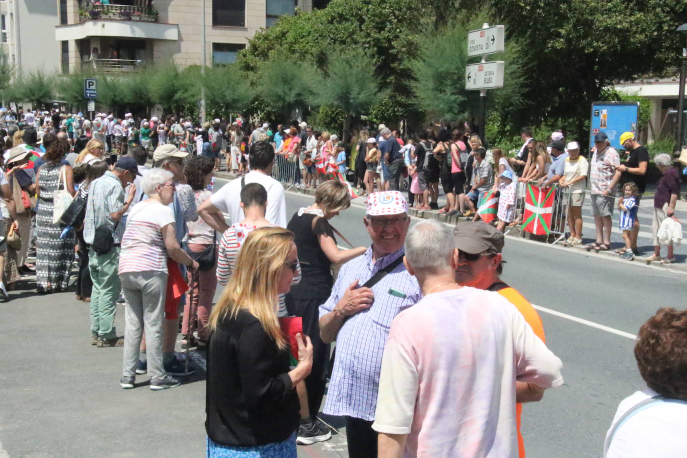 La afición, volcada con el paso del Tour desde Mutriku hasta Irun