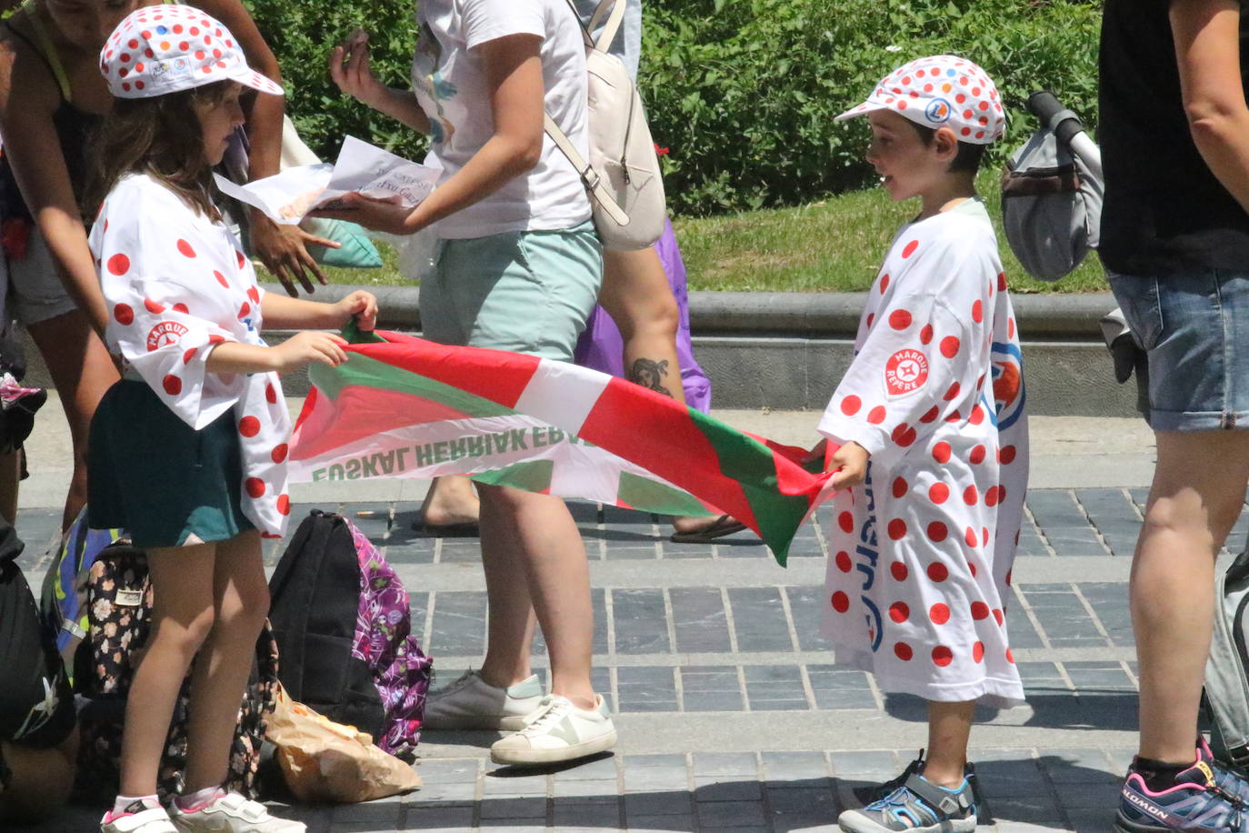 La afición, volcada con el paso del Tour desde Mutriku hasta Irun