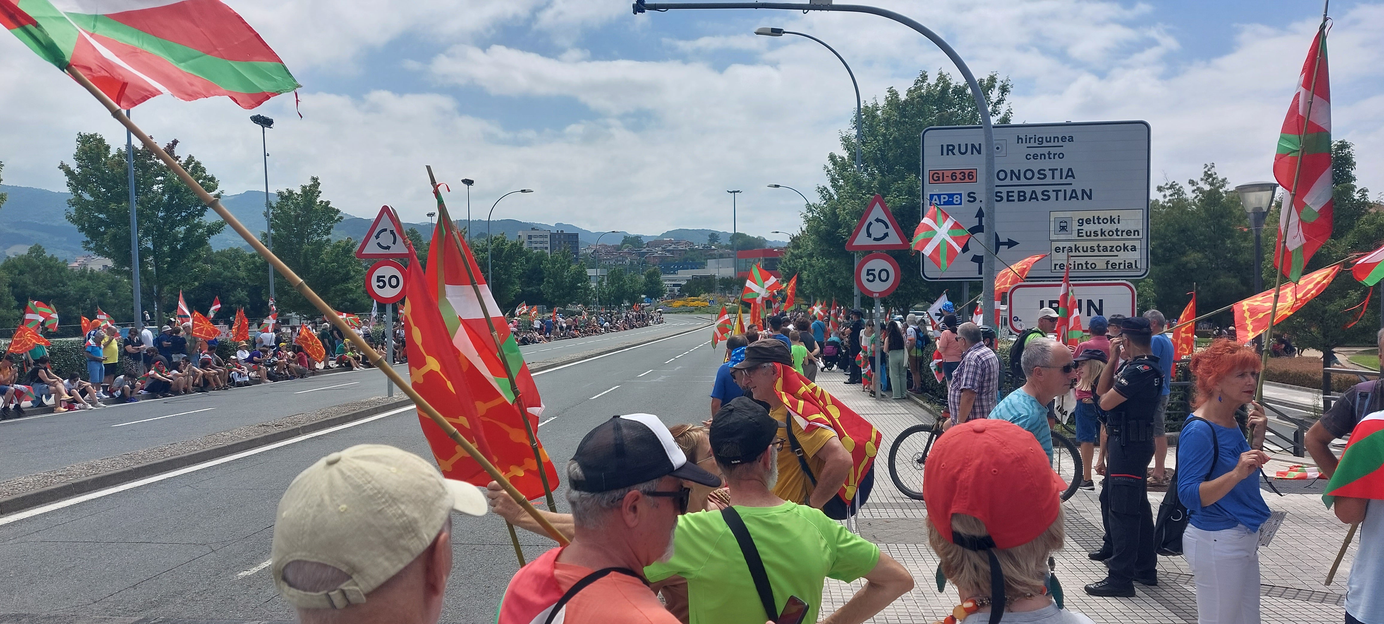 La afición, volcada con el paso del Tour desde Mutriku hasta Irun