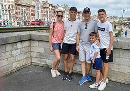 Esta familia de Alicante ha elegido estas fechas para viajar a Baiona y ver el Tour de Francia.