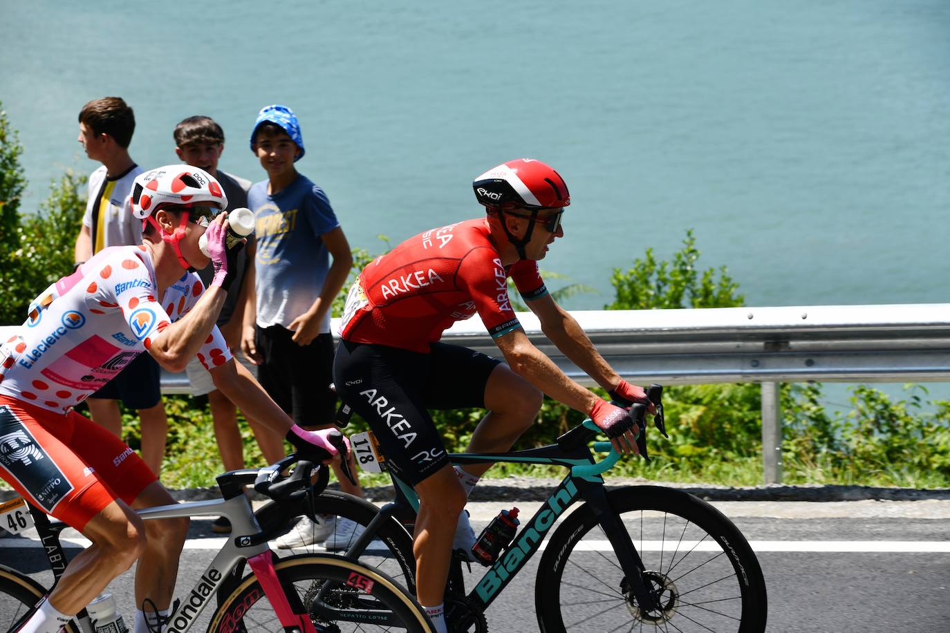 Powless se refresca en la subida a Itziar.